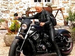 Biker porno et vidéos de sexe en haute qualité sur VoilaPorno.com