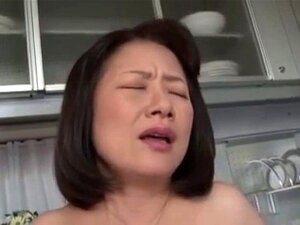 高质量的日本妈妈和儿子色情&性爱视频在观看色情