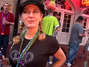 mardi gras flasher has one of the best pussies