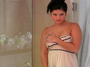 Thick ass of pornstar Sunny Leone gets exposed