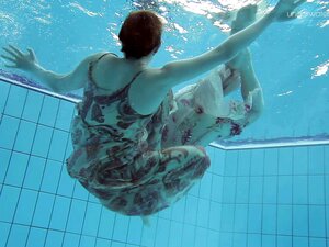 Femme nue a la piscine
